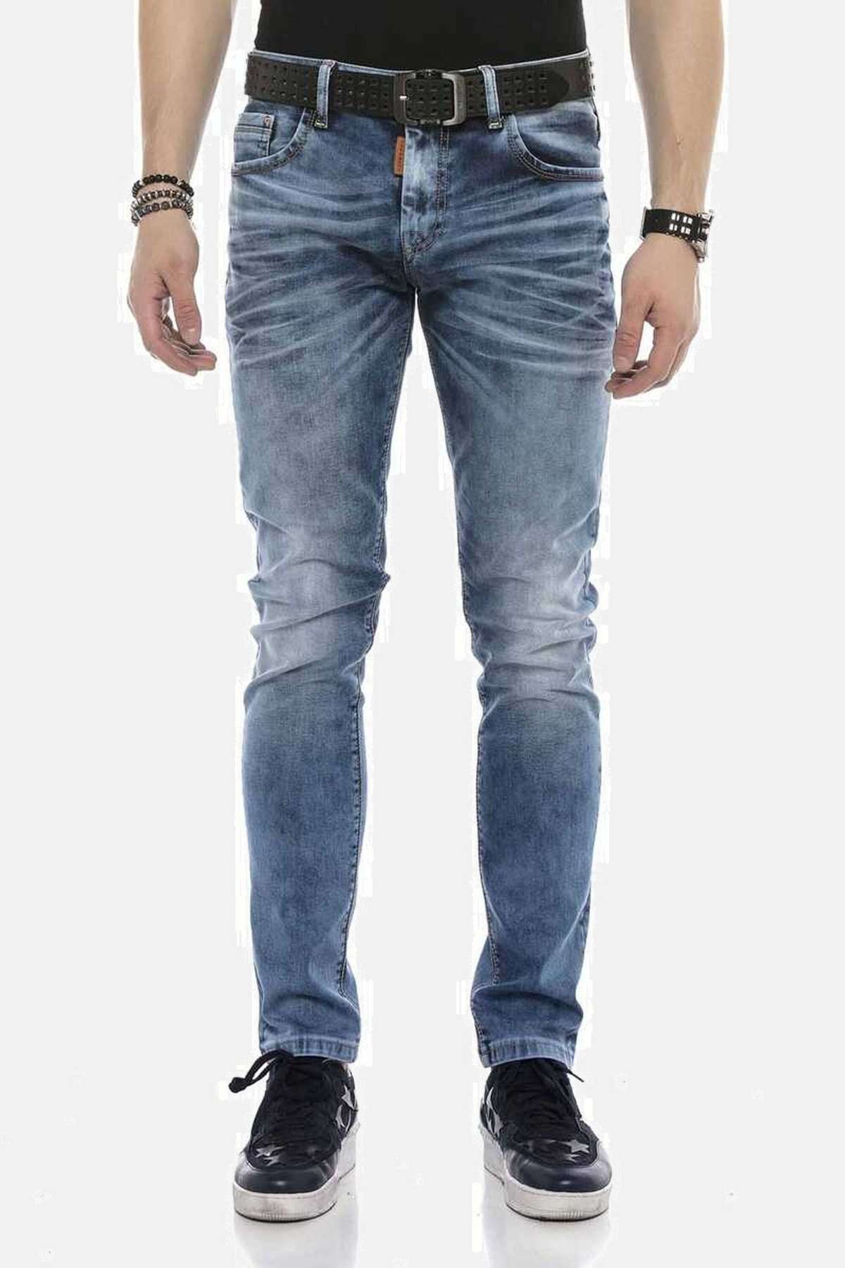 Джинсы обычного кроя в модном потертом стиле. Jeans