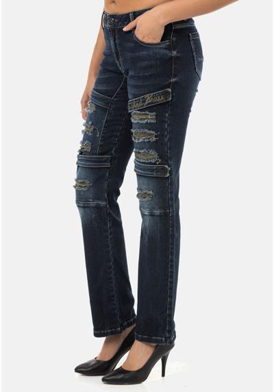 Прямые джинсы со стильными рваными элементами
