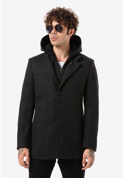 Короткое пальто со встроенным капюшоном.