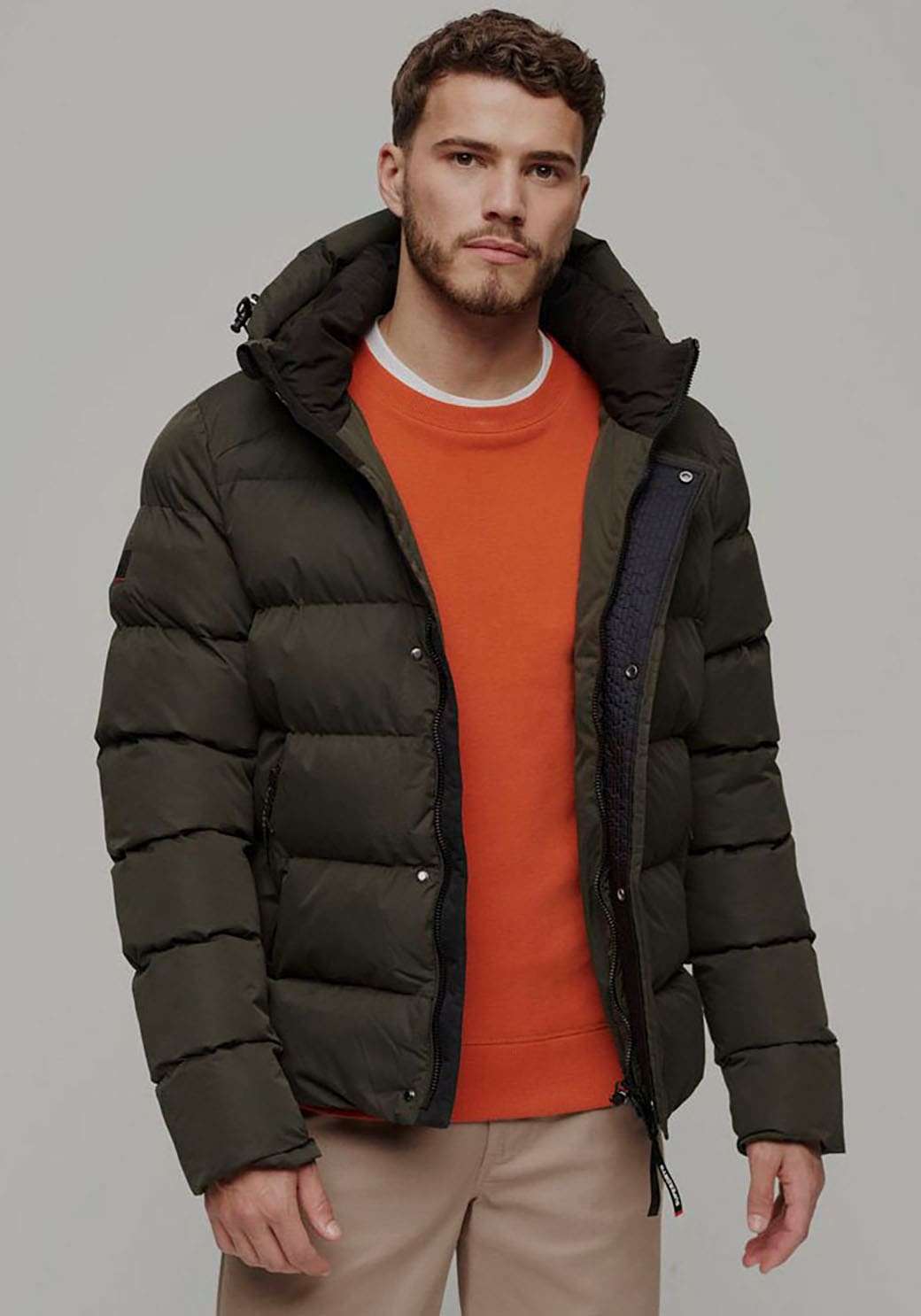 Стеганая куртка с капюшоном»HOODED MICROFIBRE SPORT PUFFER«