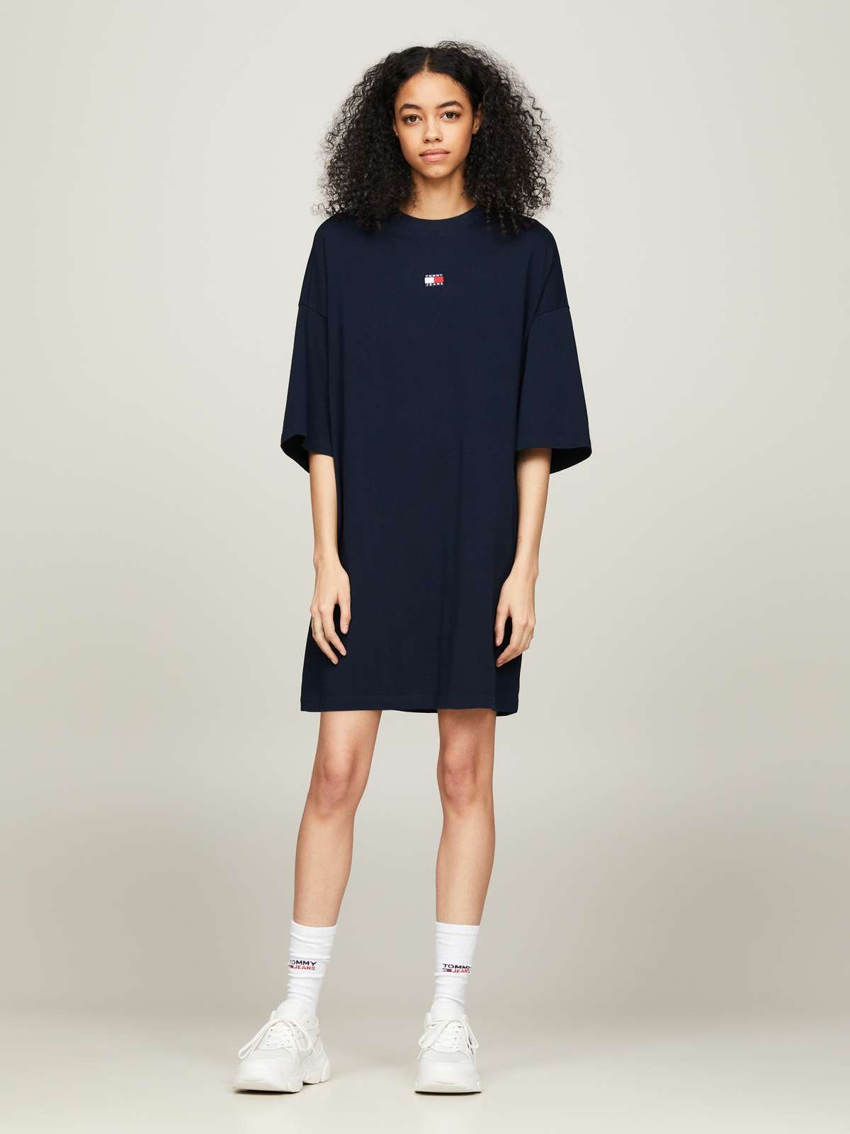 Платье-рубашка с флагом Tommy Jeans »TJW BADGE TEE DRESS«