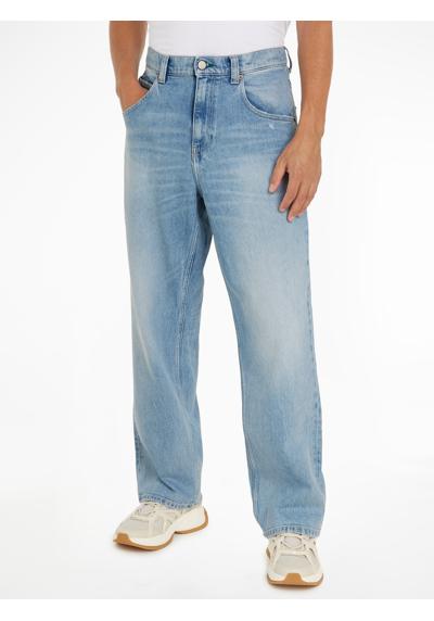Широкие джинсы с пятью карманами.