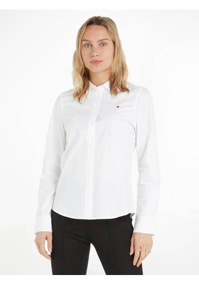Блузка-рубашка с небольшой вышивкой логотипа на груди