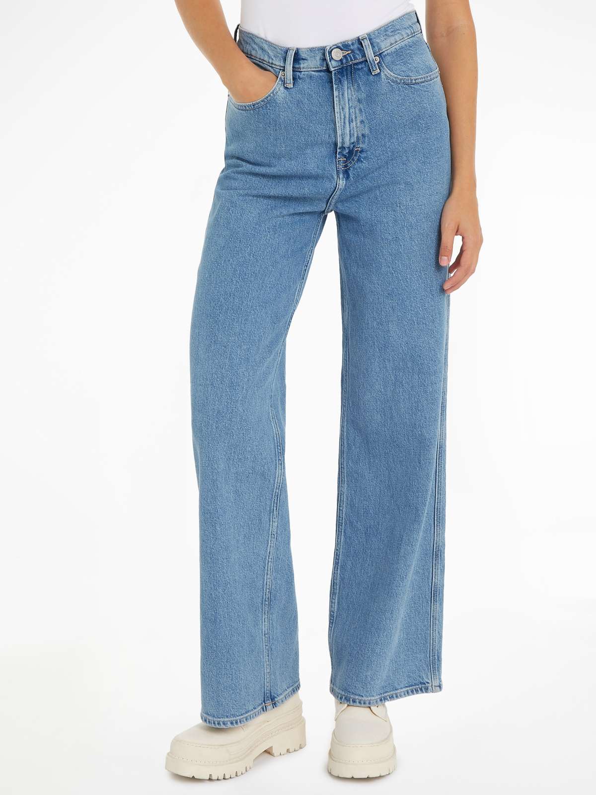 Широкие джинсы с фирменной этикеткой и значком.
