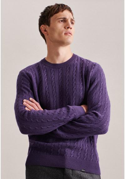 Вязаный свитер с длинными рукавами и круглым вырезом косой выкройкой.