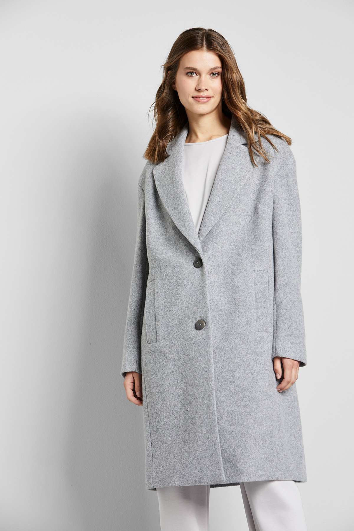 Шерстяное пальто с классическими лацканами