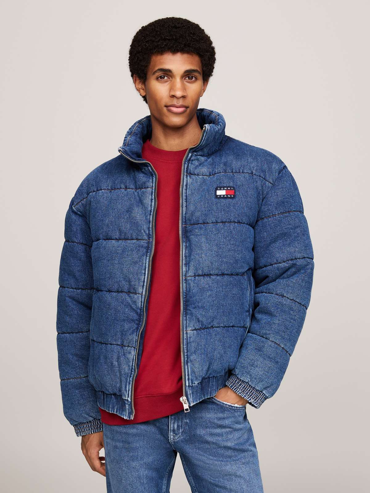 Стеганая куртка с вышитым логотипом бренда на уровне груди.»DENIM PUFFER JKT DH6051«