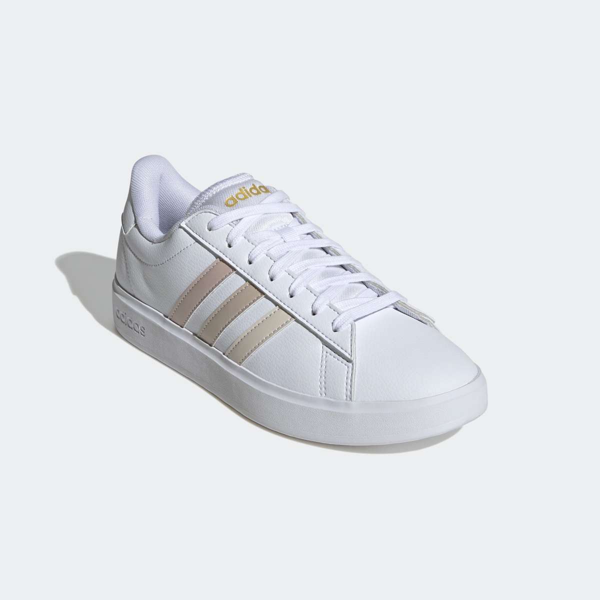 Кроссовки, дизайн по стопам Adidas Superstar