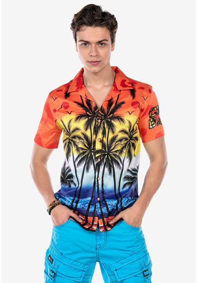 Рубашка с короткими рукавами и крупным гавайским принтом.