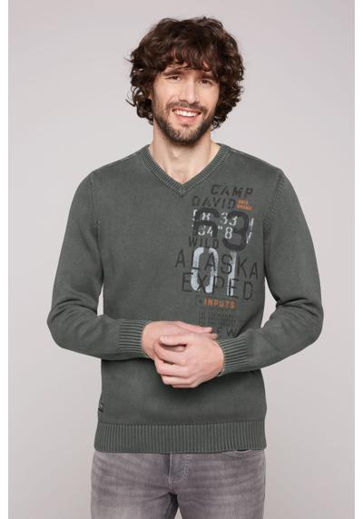 Вязаный свитер с логотипами спереди и сзади.