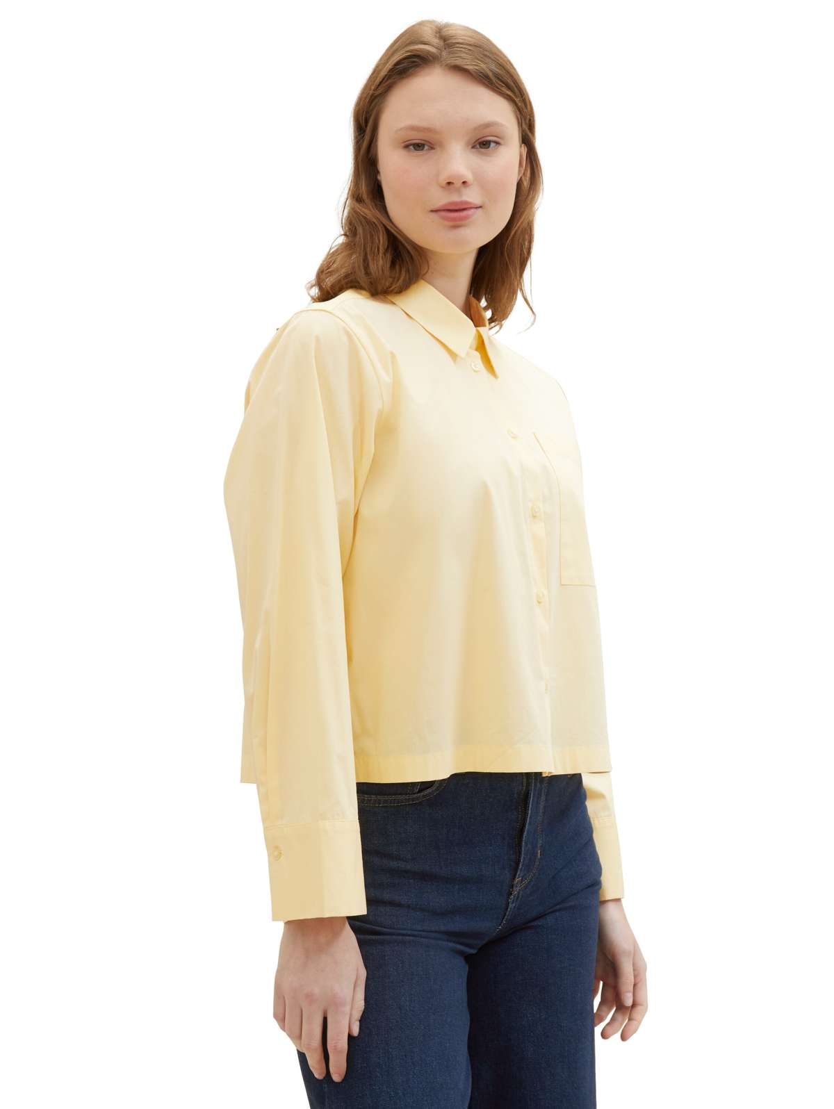 Блузка-рубашка со складками в стиле оверсайз и очень короткая модель.