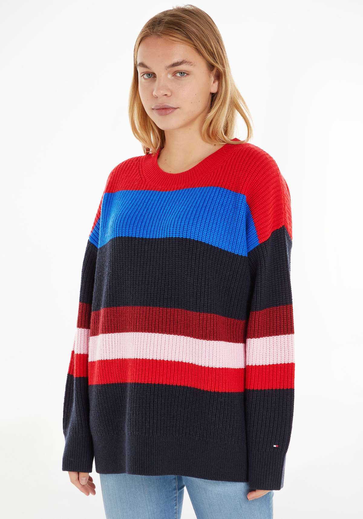 Вязаный свитер с узором в разноцветные блочные полосы.