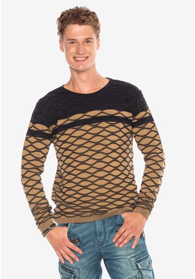 Вязаный свитер, в современном вязаном дизайне.
