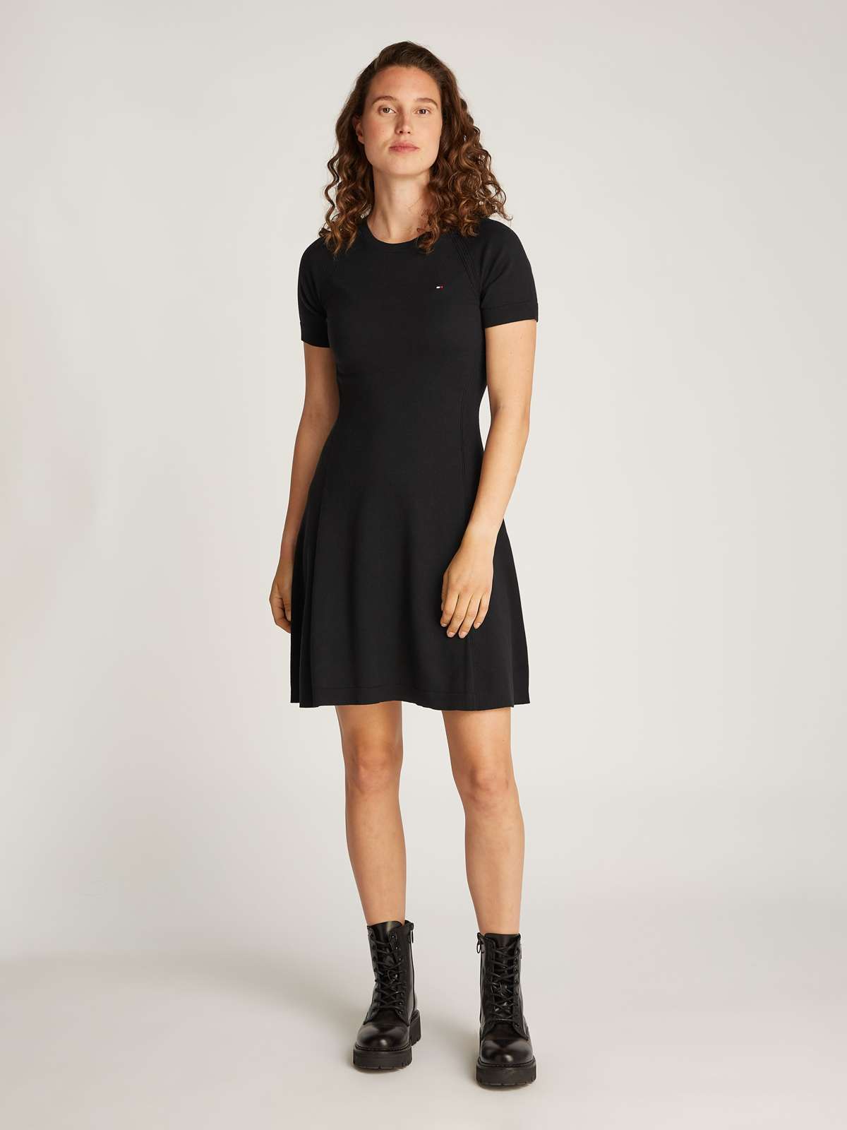 Платье из джерси с вышитым логотипом на груди. »CO JERSEY STITCH F&F DRESS«