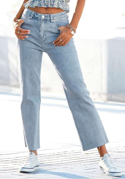 Широкие джинсы со слегка потертыми манжетами, джинсы-кюлоты длиной 7/8.