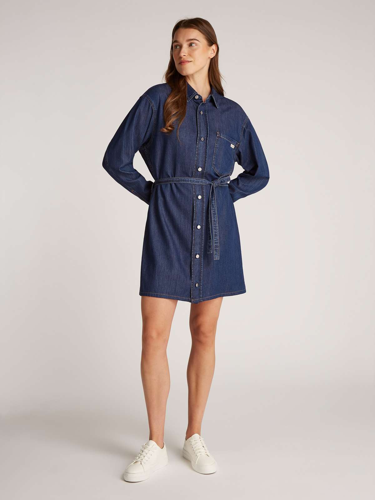 Джинсовое платье с вышивкой логотипа BELTED TENCEL DENIM SHIRT DRESS