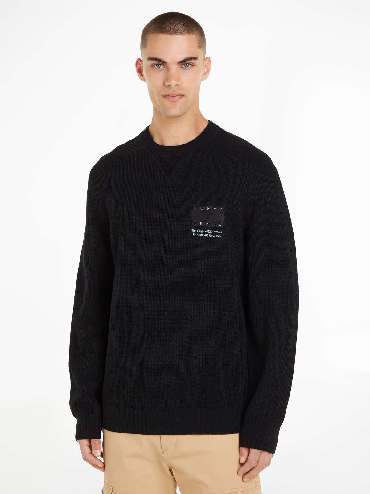 Вязаный свитер с фирменной этикеткой на груди.»TJM REG STRCT TONAL FLAG SWEATER«