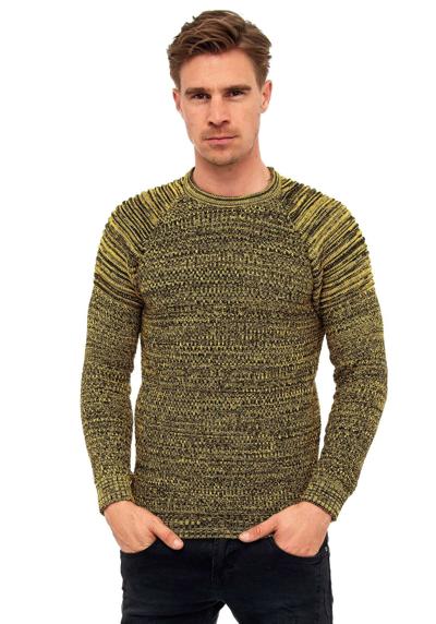 Вязаный свитер модного вязаного дизайна.