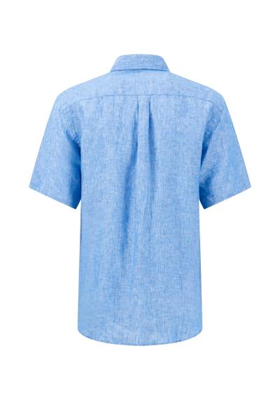 Рубашка с короткими рукавами и тисненым логотипом на нагрудном кармане.