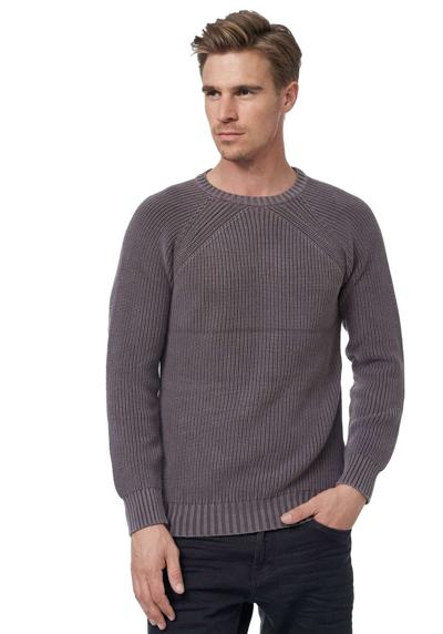 Вязаный свитер, простого дизайна.