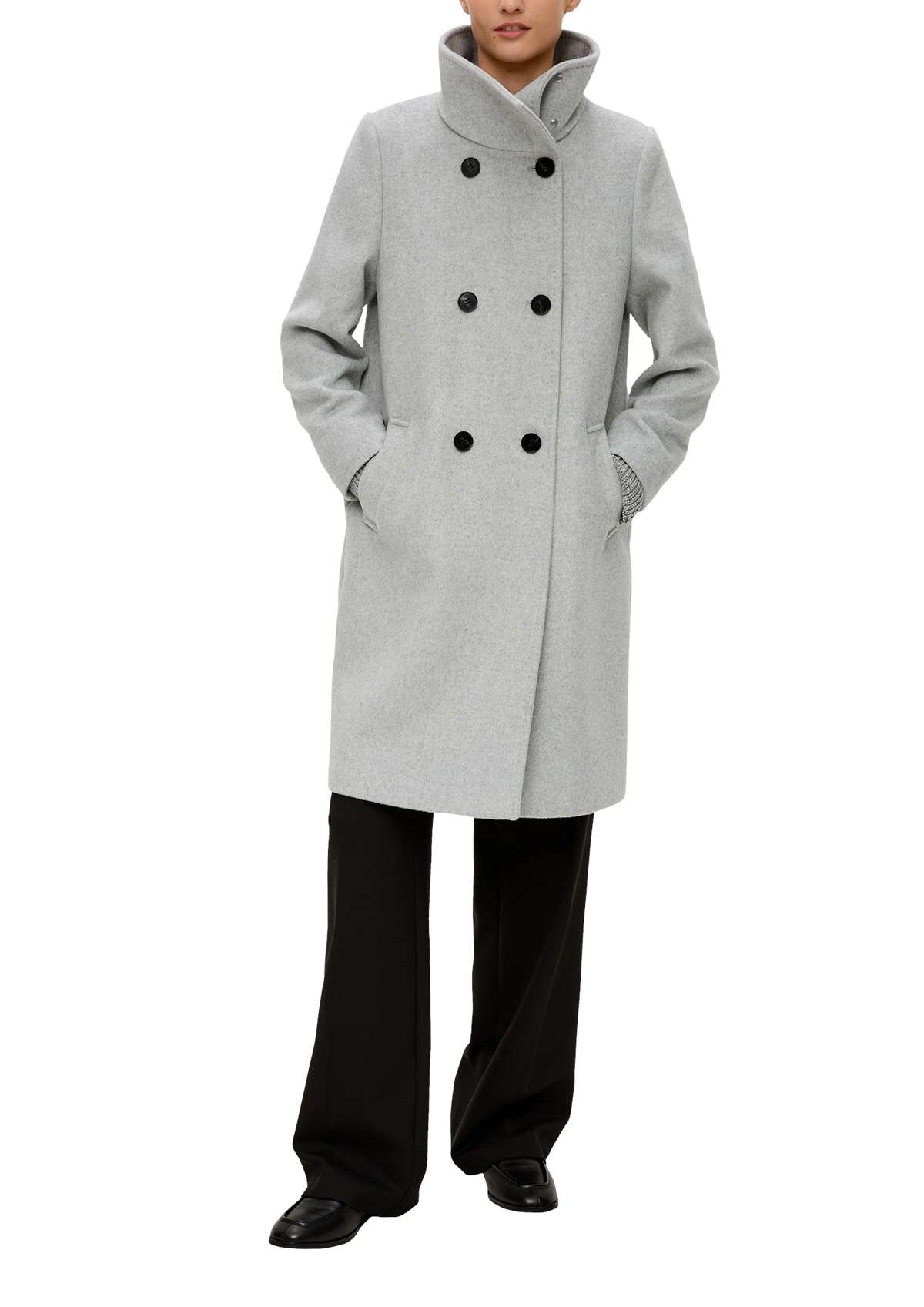 Длинное пальто с высоким воротником-стойкой.
