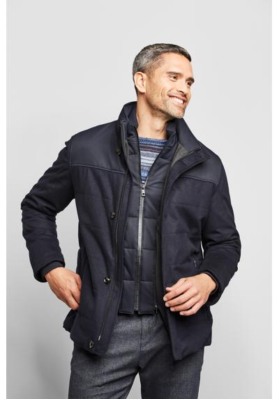 Куртка длинная, без капюшона, из водо- и ветроотталкивающего наружного материала.