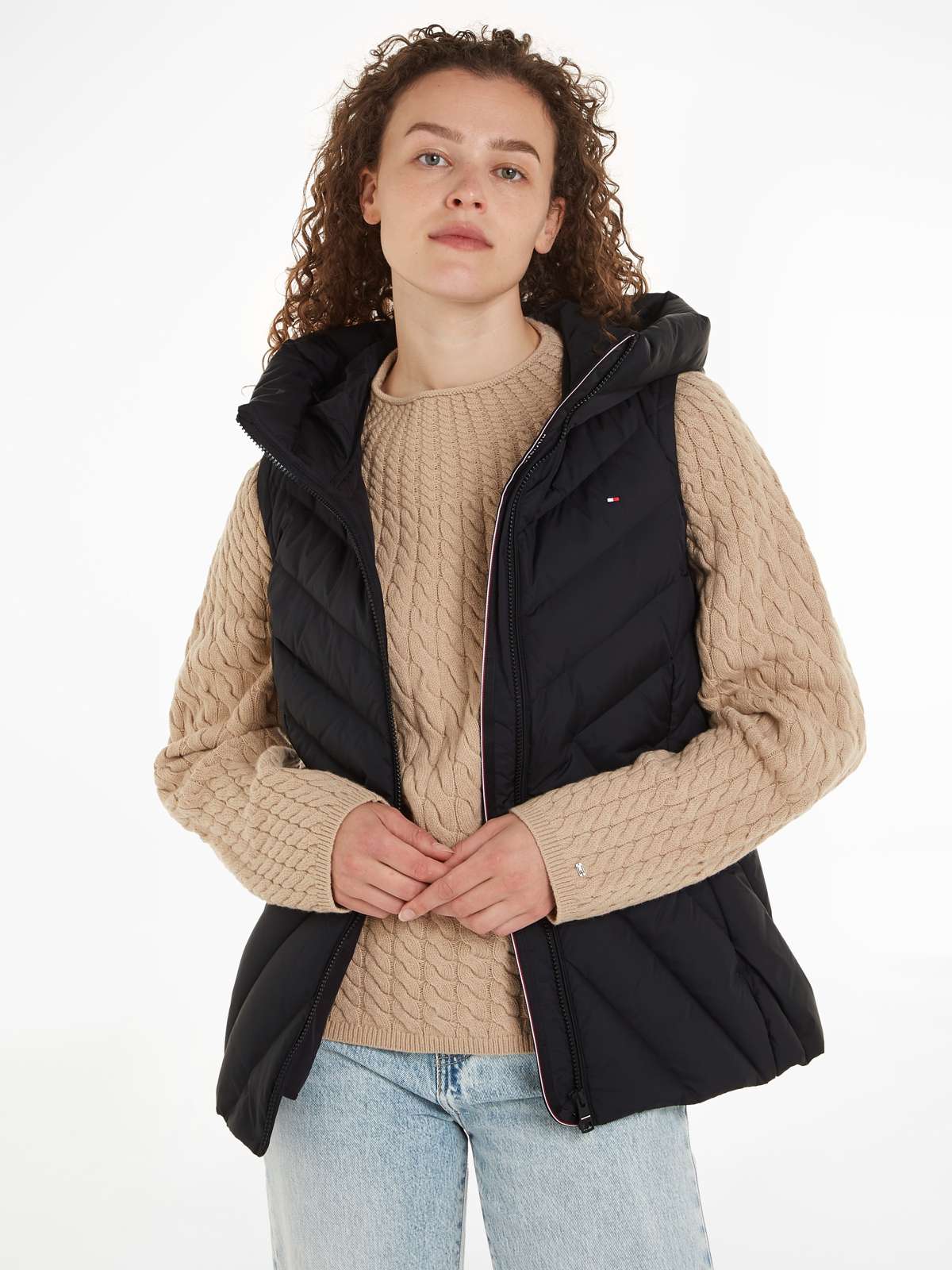 Стеганый жилет со средней набивкой и Tommy Hilfiger... »CHEVRON MW PADDED VEST«