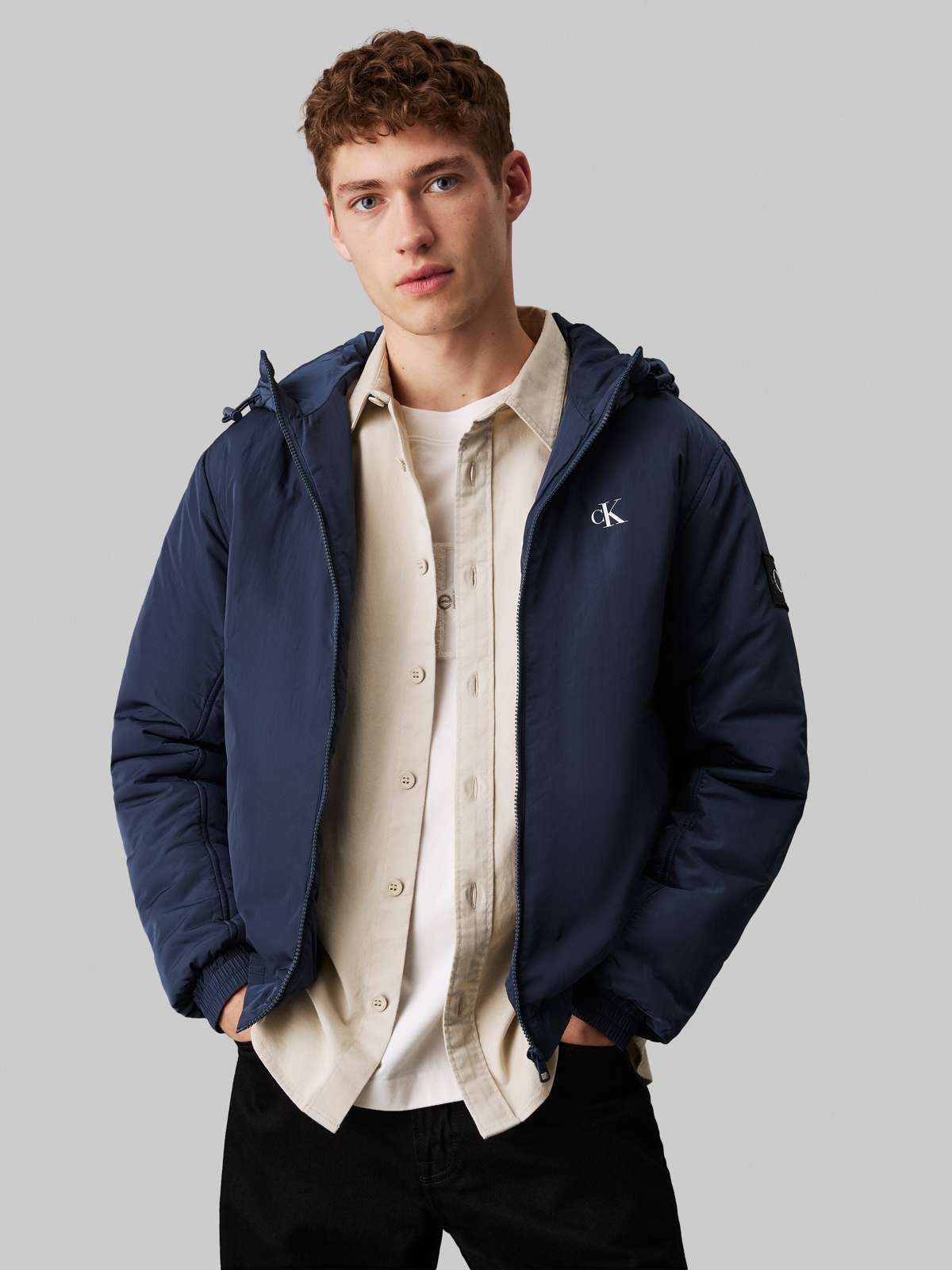 Уличная куртка с капюшоном с тисненым логотипом»PADDED HOODED HARRINGTON«