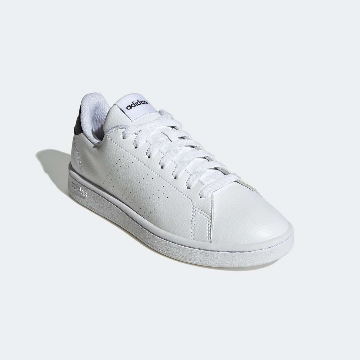 Кроссовки, дизайн по стопам Adidas Stan Smith