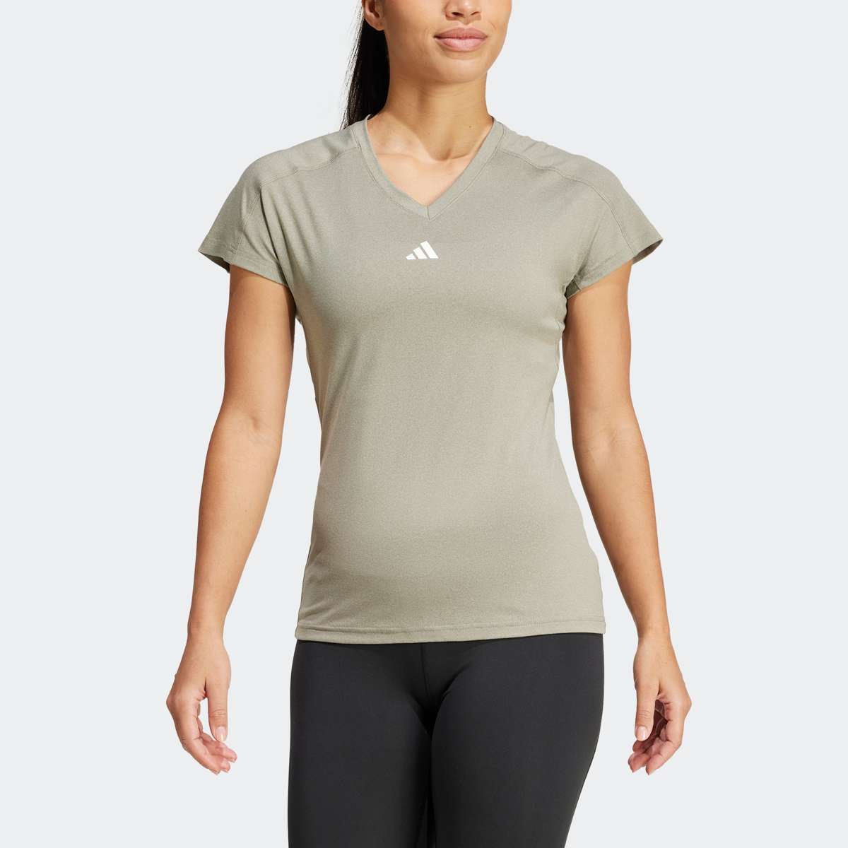 футболка »AEROREADY TRAIN ESSENTIALS MINIMAL BRANDING V-NECK«