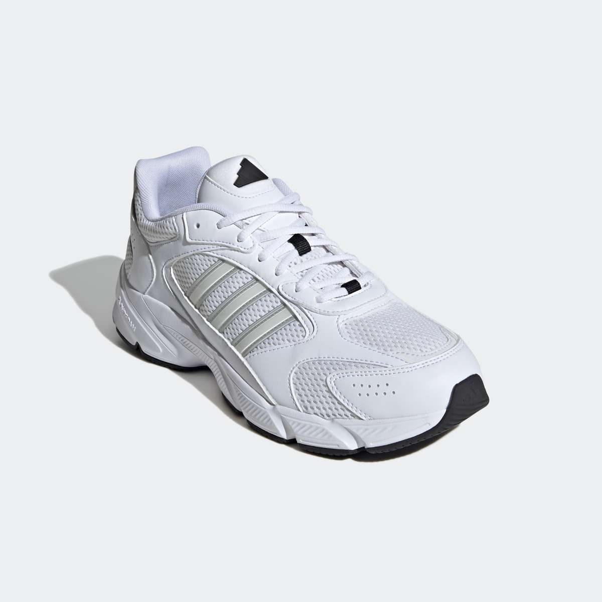 Кроссовки, вдохновленные дизайном adidas RESPONSE CL.