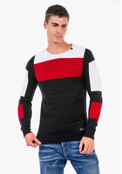 Вязаный свитер с отличным узором спицами.