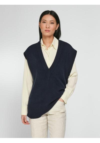 Пуловер с глубоким V-образным вырезом