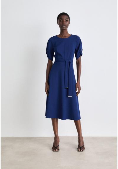 Трикотажное платье RUCHED ROUND NECK GORED MIDI