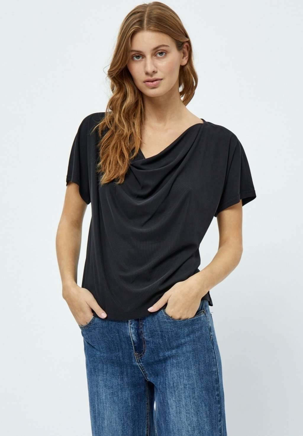 Футболка DEAMALIA SHORT SLEEVE DRAPE T-SHIRT.