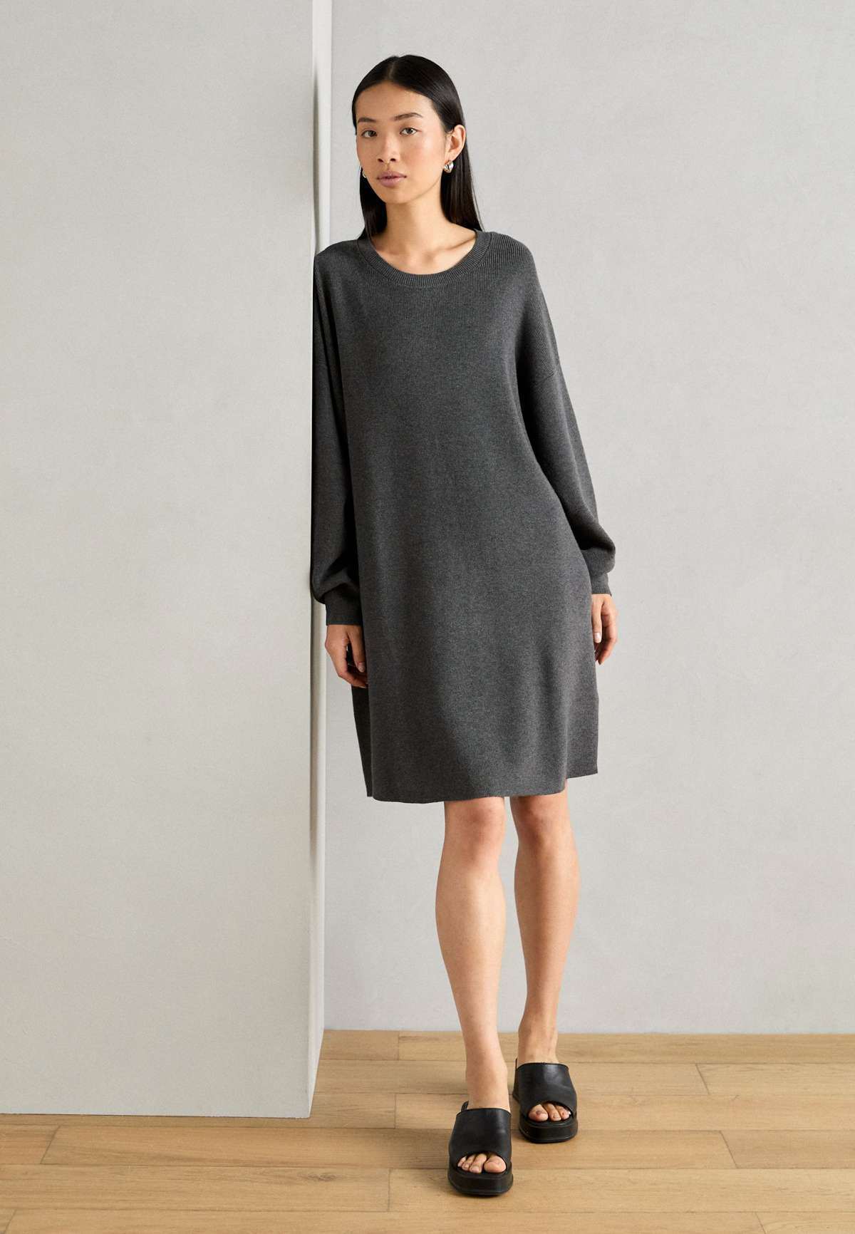 Трикотажное платье DRESS LONGSLEEVE ROUND NECK