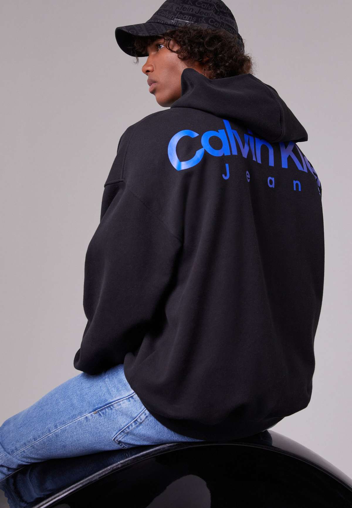 Пуловер EXCLUSIVE BOLD CALVIN GRAPHIC HOODIE