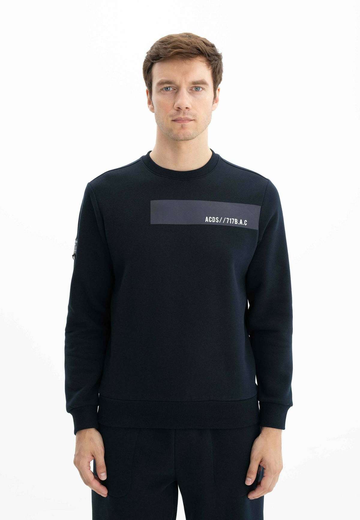 Кофта CREW NECK WITH EMBLEM DETAILED