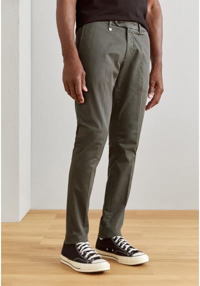 Брюки TROUSERS BRYAN IN DOBBY STRETCH GARMENT DYE