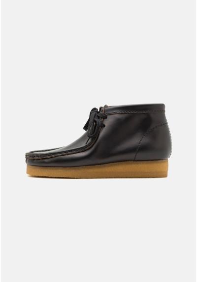 Ботинки на шнуровке WALLABEE