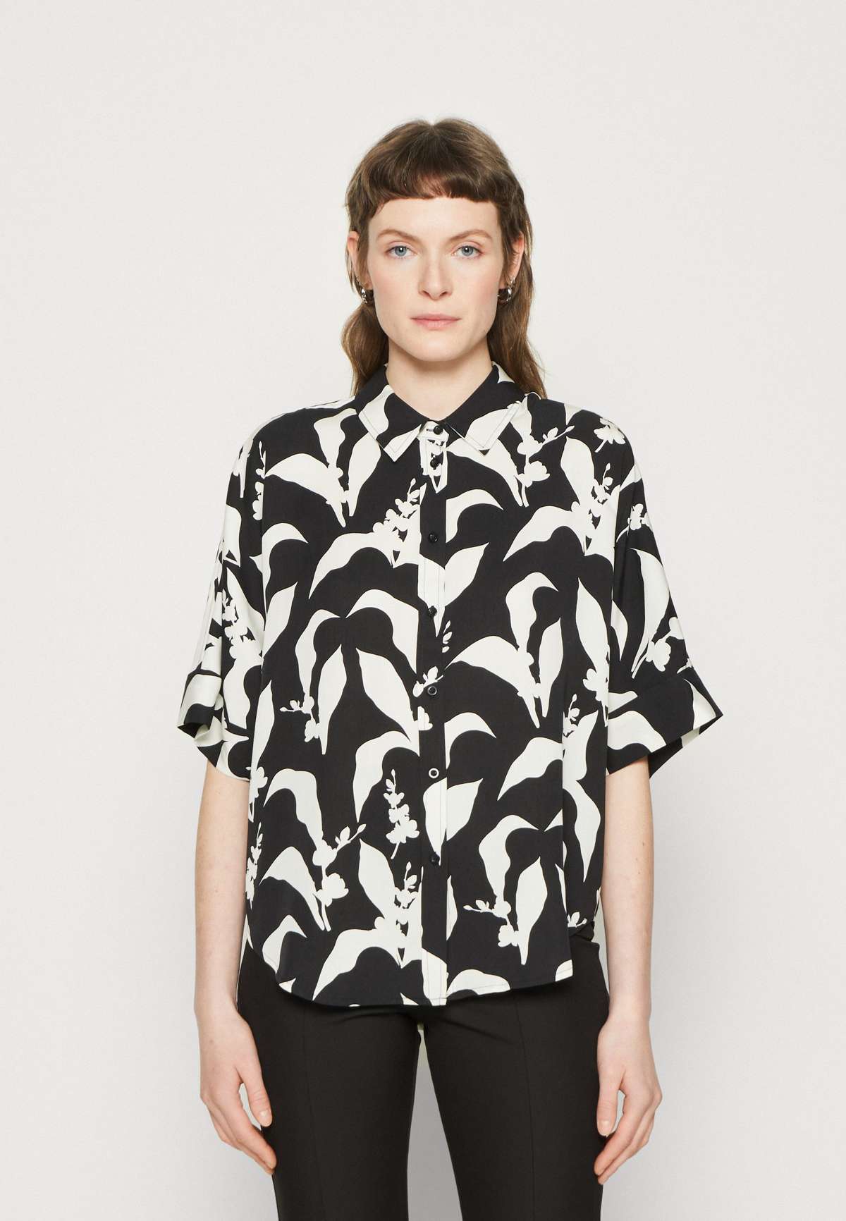 Блуза-рубашка CIRCULAR & INNOVATIVE: TENCEL CARBON SHORT SLEEVE BLOUSE 
