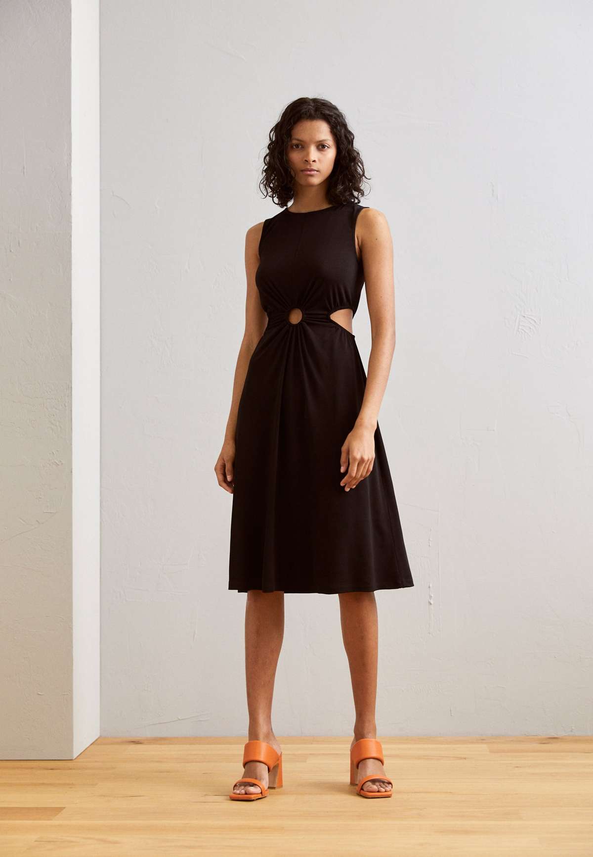 Платье SLEEVELESS MIDI DRESS