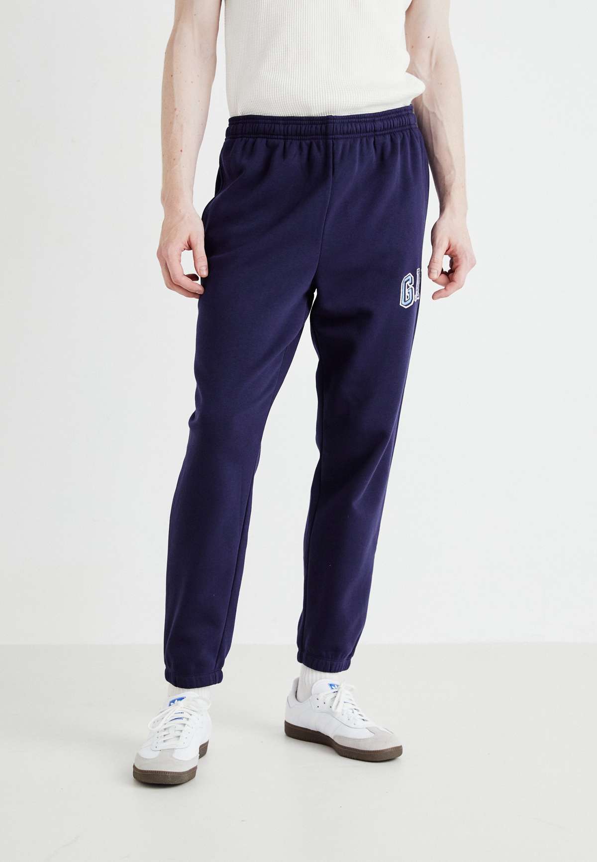 Брюки TONAL ARCH JOGGER