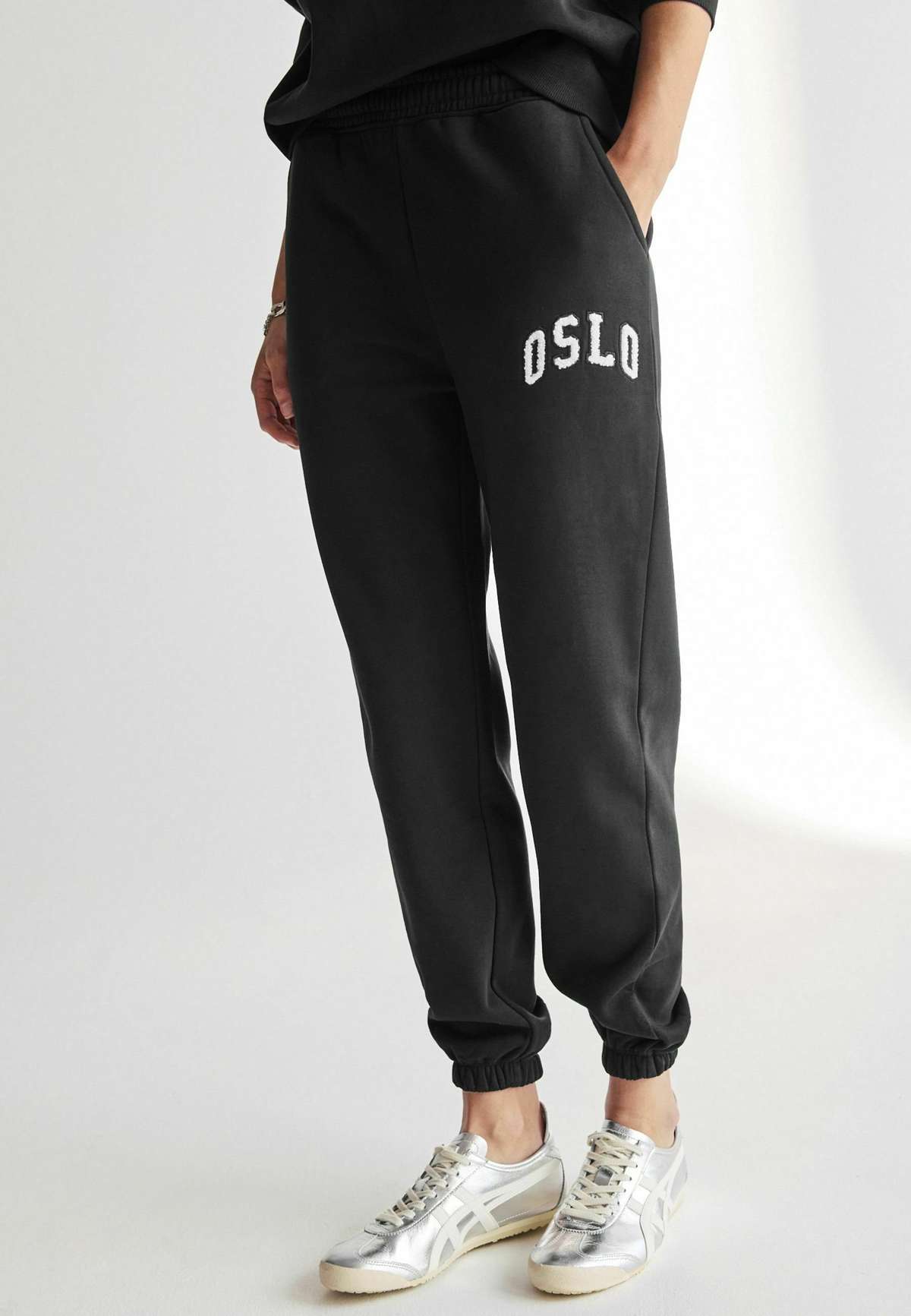 Брюки DETAIL CITY GRAPHIC OSLO SLOGAN CUFFED JOGGERS-REGULAR FIT