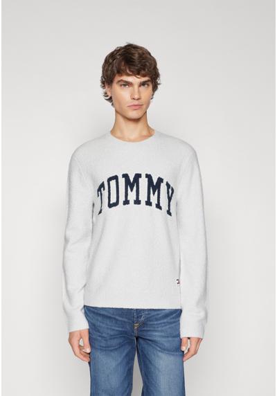 Пуловер SLIM BOUCLE VARSITY SWEATER