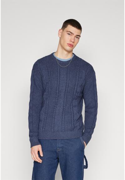 Пуловер CABLE-KNIT CREW SWEATER CABLE-KNIT CREW SWEATER