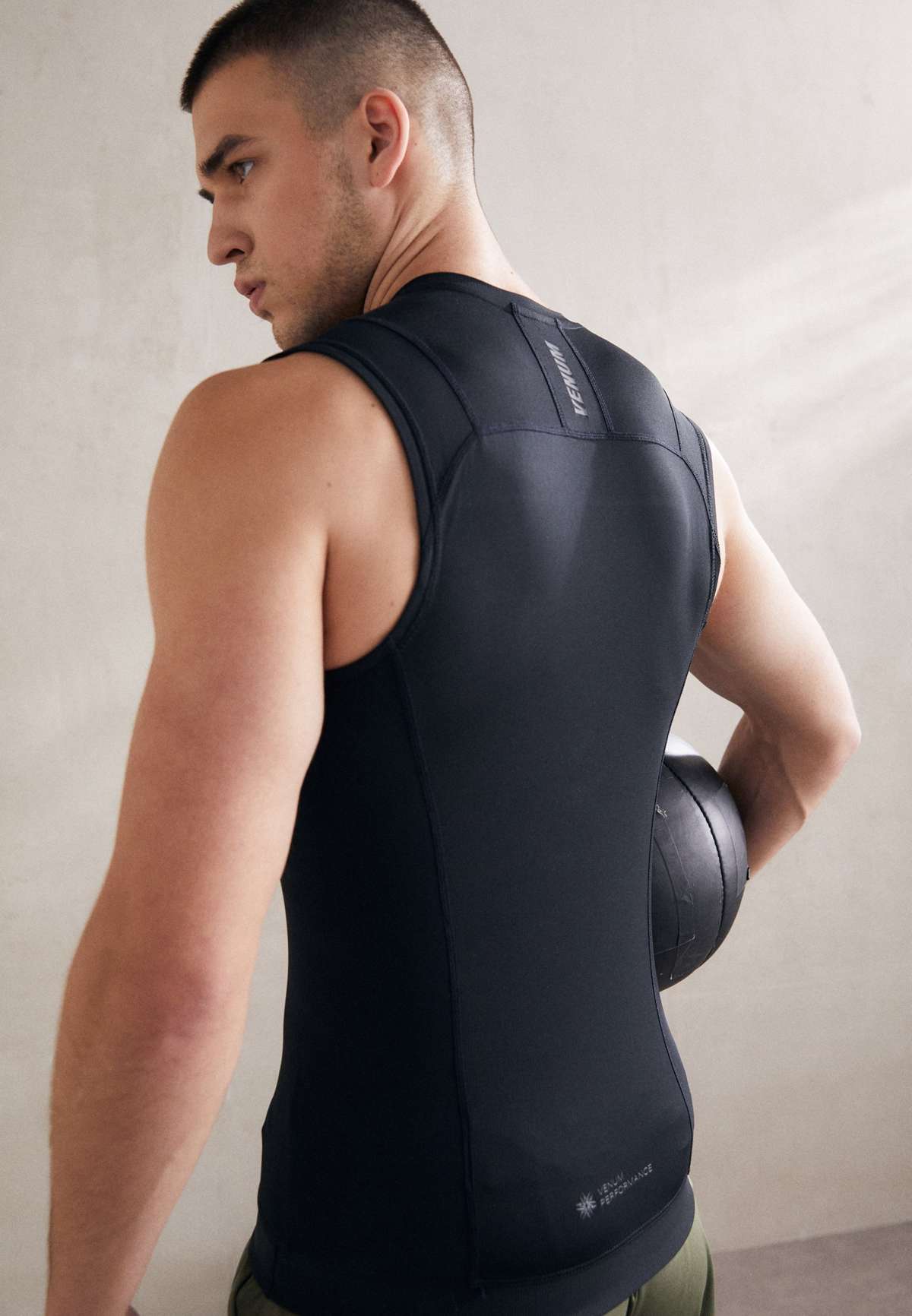 Топ FIT AIR SLEEVELESS RASHGUARD