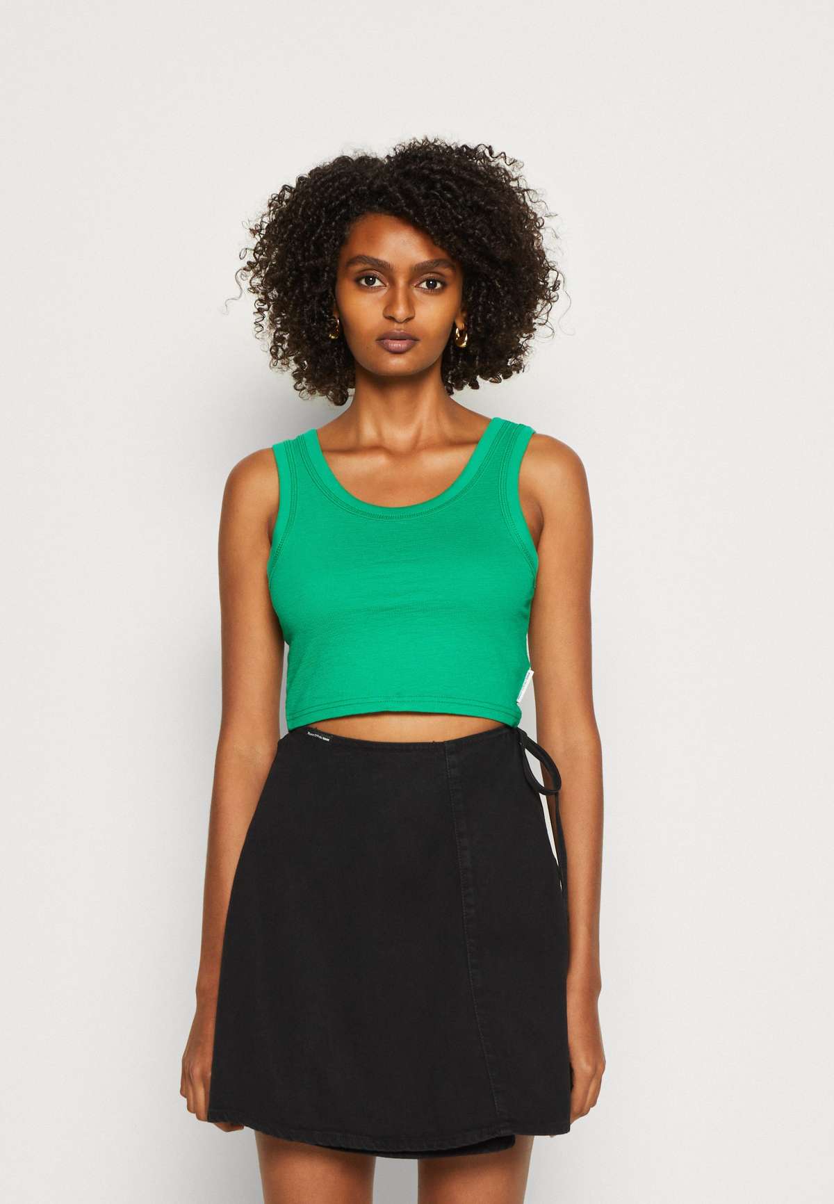 Топ SLEEVELESS ROUNDNECK SLIM FI CROPPED