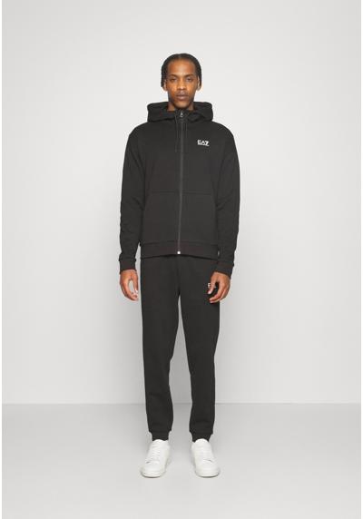 Спортивный костюм TRACKSUIT