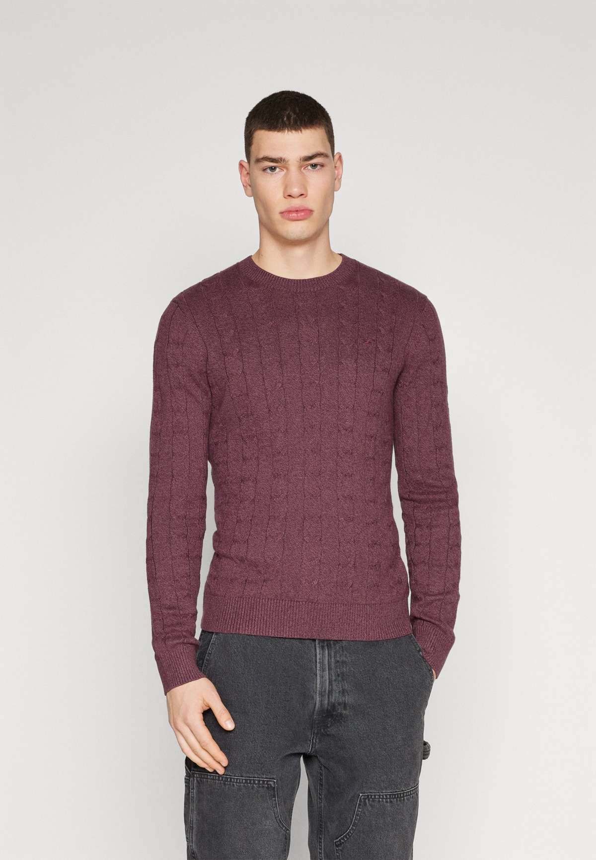 Пуловер LIGHTWEIGHT CABLE-KNIT CREW SWEATER LIGHTWEIGHT CABLE-KNIT CREW SWEATER